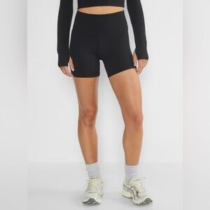 Artizia TNA butter high rise 5” short Black Small